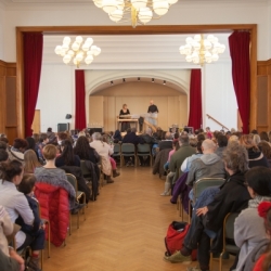 Ein schoener Saal - voll mit Eltern und KIndern