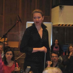Die Dirigintin Olga Machonova Pavlu