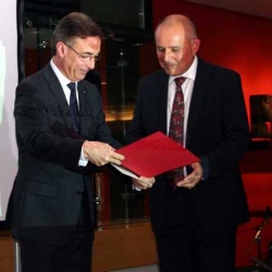 Dr. Mehmet Varlık übergibt die Preisurkunde
