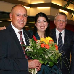 Freude auch beim RSO: Natalie Chee und Ansgar Schneider gratulieren