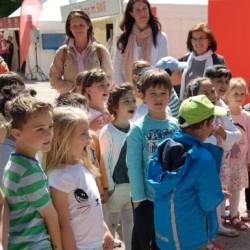 Die Kinder singen aus voller Kehle…