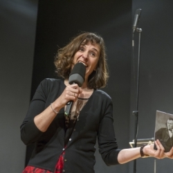 SWR Young CLASSIX - FamilienkonzertSo 10. Mai 2015, 11 und 15 Uhr, Stuttgart, Liederhalle, Mozart-SaalSingen kann doch jederFamilienkonzert am MuttertagHerzklopfen, Gänsehaut, Bauch-Schmetterlinge, Stammeln und Erröten, Kichern und Schwärmen, Flirt, Rausch und Glückstaumel – Johannes Brahms findet in seinen Liebes- lieder-Walzern für alle Schattierungen der Verliebtheit (und ihre Nebenwirkungen) die passende Klangfarbe. Die Walzer sind schon über 150 Jahre alt, aber die Gefühle sind immer noch dieselben. Die Autorin Lotte Kinskofer hat eigens für dieses Konzert eine Geschichte erfunden, die sich um Brahms‘ Musik rankt. Am Flügel begleiten vierhändig Yaara Tal und Andreas Groethuysen, die übrigens nicht nur am Klavier sondern auch im »echten Leben« ein Paar sind.Yaara Tal/Andreas Groethuysen, Klavier Malte Arkona, Moderation und Sprecher , Elisabeth Findeis als Spatz, SWR Vokalensemble StuttgartDirigent: Florian Helgath