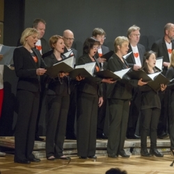 SWR Young CLASSIX - FamilienkonzertSo 10. Mai 2015, 11 und 15 Uhr, Stuttgart, Liederhalle, Mozart-SaalSingen kann doch jederFamilienkonzert am MuttertagHerzklopfen, Gänsehaut, Bauch-Schmetterlinge, Stammeln und Erröten, Kichern und Schwärmen, Flirt, Rausch und Glückstaumel – Johannes Brahms findet in seinen Liebes- lieder-Walzern für alle Schattierungen der Verliebtheit (und ihre Nebenwirkungen) die passende Klangfarbe. Die Walzer sind schon über 150 Jahre alt, aber die Gefühle sind immer noch dieselben. Die Autorin Lotte Kinskofer hat eigens für dieses Konzert eine Geschichte erfunden, die sich um Brahms‘ Musik rankt. Am Flügel begleiten vierhändig Yaara Tal und Andreas Groethuysen, die übrigens nicht nur am Klavier sondern auch im »echten Leben« ein Paar sind.Yaara Tal/Andreas Groethuysen, Klavier Malte Arkona, Moderation und Sprecher , Elisabeth Findeis als Spatz, SWR Vokalensemble StuttgartDirigent: Florian Helgath