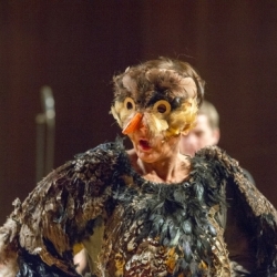 SWR Young CLASSIX - FamilienkonzertSo 10. Mai 2015, 11 und 15 Uhr, Stuttgart, Liederhalle, Mozart-SaalSingen kann doch jederFamilienkonzert am MuttertagHerzklopfen, Gänsehaut, Bauch-Schmetterlinge, Stammeln und Erröten, Kichern und Schwärmen, Flirt, Rausch und Glückstaumel – Johannes Brahms findet in seinen Liebes- lieder-Walzern für alle Schattierungen der Verliebtheit (und ihre Nebenwirkungen) die passende Klangfarbe. Die Walzer sind schon über 150 Jahre alt, aber die Gefühle sind immer noch dieselben. Die Autorin Lotte Kinskofer hat eigens für dieses Konzert eine Geschichte erfunden, die sich um Brahms‘ Musik rankt. Am Flügel begleiten vierhändig Yaara Tal und Andreas Groethuysen, die übrigens nicht nur am Klavier sondern auch im »echten Leben« ein Paar sind.Yaara Tal/Andreas Groethuysen, Klavier Malte Arkona, Moderation und Sprecher , Elisabeth Findeis als Spatz, SWR Vokalensemble StuttgartDirigent: Florian Helgath