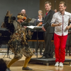 SWR Young CLASSIX - FamilienkonzertSo 10. Mai 2015, 11 und 15 Uhr, Stuttgart, Liederhalle, Mozart-SaalSingen kann doch jederFamilienkonzert am MuttertagHerzklopfen, Gänsehaut, Bauch-Schmetterlinge, Stammeln und Erröten, Kichern und Schwärmen, Flirt, Rausch und Glückstaumel – Johannes Brahms findet in seinen Liebes- lieder-Walzern für alle Schattierungen der Verliebtheit (und ihre Nebenwirkungen) die passende Klangfarbe. Die Walzer sind schon über 150 Jahre alt, aber die Gefühle sind immer noch dieselben. Die Autorin Lotte Kinskofer hat eigens für dieses Konzert eine Geschichte erfunden, die sich um Brahms‘ Musik rankt. Am Flügel begleiten vierhändig Yaara Tal und Andreas Groethuysen, die übrigens nicht nur am Klavier sondern auch im »echten Leben« ein Paar sind.Yaara Tal/Andreas Groethuysen, Klavier Malte Arkona, Moderation und Sprecher , Elisabeth Findeis als Spatz, SWR Vokalensemble StuttgartDirigent: Florian Helgath