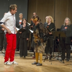 SWR Young CLASSIX - FamilienkonzertSo 10. Mai 2015, 11 und 15 Uhr, Stuttgart, Liederhalle, Mozart-SaalSingen kann doch jederFamilienkonzert am MuttertagHerzklopfen, Gänsehaut, Bauch-Schmetterlinge, Stammeln und Erröten, Kichern und Schwärmen, Flirt, Rausch und Glückstaumel – Johannes Brahms findet in seinen Liebes- lieder-Walzern für alle Schattierungen der Verliebtheit (und ihre Nebenwirkungen) die passende Klangfarbe. Die Walzer sind schon über 150 Jahre alt, aber die Gefühle sind immer noch dieselben. Die Autorin Lotte Kinskofer hat eigens für dieses Konzert eine Geschichte erfunden, die sich um Brahms‘ Musik rankt. Am Flügel begleiten vierhändig Yaara Tal und Andreas Groethuysen, die übrigens nicht nur am Klavier sondern auch im »echten Leben« ein Paar sind.Yaara Tal/Andreas Groethuysen, Klavier Malte Arkona, Moderation und Sprecher , Elisabeth Findeis als Spatz, SWR Vokalensemble StuttgartDirigent: Florian Helgath