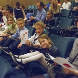 SWR Young CLASSIX - FamilienkonzertSo 10. Mai 2015, 11 und 15 Uhr, Stuttgart, Liederhalle, Mozart-SaalSingen kann doch jederFamilienkonzert am MuttertagHerzklopfen, Gänsehaut, Bauch-Schmetterlinge, Stammeln und Erröten, Kichern und Schwärmen, Flirt, Rausch und Glückstaumel – Johannes Brahms findet in seinen Liebes- lieder-Walzern für alle Schattierungen der Verliebtheit (und ihre Nebenwirkungen) die passende Klangfarbe. Die Walzer sind schon über 150 Jahre alt, aber die Gefühle sind immer noch dieselben. Die Autorin Lotte Kinskofer hat eigens für dieses Konzert eine Geschichte erfunden, die sich um Brahms‘ Musik rankt. Am Flügel begleiten vierhändig Yaara Tal und Andreas Groethuysen, die übrigens nicht nur am Klavier sondern auch im »echten Leben« ein Paar sind.Yaara Tal/Andreas Groethuysen, Klavier Malte Arkona, Moderation und Sprecher , Elisabeth Findeis als Spatz, SWR Vokalensemble StuttgartDirigent: Florian Helgath