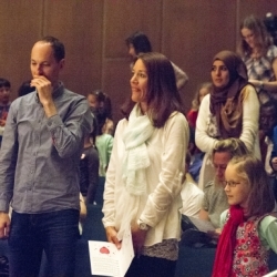 SWR Young CLASSIX - FamilienkonzertSo 10. Mai 2015, 11 und 15 Uhr, Stuttgart, Liederhalle, Mozart-SaalSingen kann doch jederFamilienkonzert am MuttertagHerzklopfen, Gänsehaut, Bauch-Schmetterlinge, Stammeln und Erröten, Kichern und Schwärmen, Flirt, Rausch und Glückstaumel – Johannes Brahms findet in seinen Liebes- lieder-Walzern für alle Schattierungen der Verliebtheit (und ihre Nebenwirkungen) die passende Klangfarbe. Die Walzer sind schon über 150 Jahre alt, aber die Gefühle sind immer noch dieselben. Die Autorin Lotte Kinskofer hat eigens für dieses Konzert eine Geschichte erfunden, die sich um Brahms‘ Musik rankt. Am Flügel begleiten vierhändig Yaara Tal und Andreas Groethuysen, die übrigens nicht nur am Klavier sondern auch im »echten Leben« ein Paar sind.Yaara Tal/Andreas Groethuysen, Klavier Malte Arkona, Moderation und Sprecher , Elisabeth Findeis als Spatz, SWR Vokalensemble StuttgartDirigent: Florian Helgath