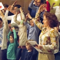 SWR Young CLASSIX - FamilienkonzertSo 10. Mai 2015, 11 und 15 Uhr, Stuttgart, Liederhalle, Mozart-SaalSingen kann doch jederFamilienkonzert am MuttertagHerzklopfen, Gänsehaut, Bauch-Schmetterlinge, Stammeln und Erröten, Kichern und Schwärmen, Flirt, Rausch und Glückstaumel – Johannes Brahms findet in seinen Liebes- lieder-Walzern für alle Schattierungen der Verliebtheit (und ihre Nebenwirkungen) die passende Klangfarbe. Die Walzer sind schon über 150 Jahre alt, aber die Gefühle sind immer noch dieselben. Die Autorin Lotte Kinskofer hat eigens für dieses Konzert eine Geschichte erfunden, die sich um Brahms‘ Musik rankt. Am Flügel begleiten vierhändig Yaara Tal und Andreas Groethuysen, die übrigens nicht nur am Klavier sondern auch im »echten Leben« ein Paar sind.Yaara Tal/Andreas Groethuysen, Klavier Malte Arkona, Moderation und Sprecher , Elisabeth Findeis als Spatz, SWR Vokalensemble StuttgartDirigent: Florian Helgath