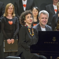 SWR Young CLASSIX - FamilienkonzertSo 10. Mai 2015, 11 und 15 Uhr, Stuttgart, Liederhalle, Mozart-SaalSingen kann doch jederFamilienkonzert am MuttertagHerzklopfen, Gänsehaut, Bauch-Schmetterlinge, Stammeln und Erröten, Kichern und Schwärmen, Flirt, Rausch und Glückstaumel – Johannes Brahms findet in seinen Liebes- lieder-Walzern für alle Schattierungen der Verliebtheit (und ihre Nebenwirkungen) die passende Klangfarbe. Die Walzer sind schon über 150 Jahre alt, aber die Gefühle sind immer noch dieselben. Die Autorin Lotte Kinskofer hat eigens für dieses Konzert eine Geschichte erfunden, die sich um Brahms‘ Musik rankt. Am Flügel begleiten vierhändig Yaara Tal und Andreas Groethuysen, die übrigens nicht nur am Klavier sondern auch im »echten Leben« ein Paar sind.Yaara Tal/Andreas Groethuysen, Klavier Malte Arkona, Moderation und Sprecher , Elisabeth Findeis als Spatz, SWR Vokalensemble StuttgartDirigent: Florian Helgath