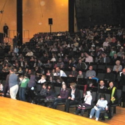 Der Saal ist voll…