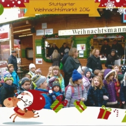 Vor dem Stand von "Weihnachtsmann & Co"