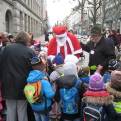 Der Nikolaus verteilt wieder Geschenkle
